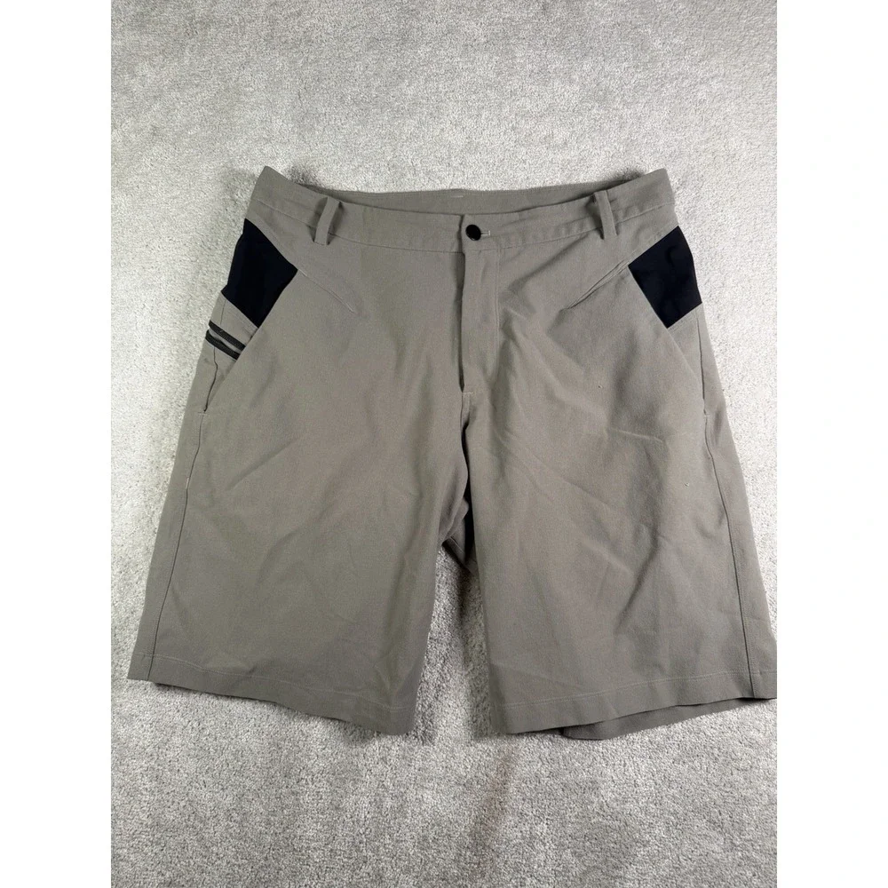 Lululemon Shorts Men's 34 Gray Black Stretch Casual Golf Stretch 10